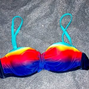 Swimsuit top with removable straps